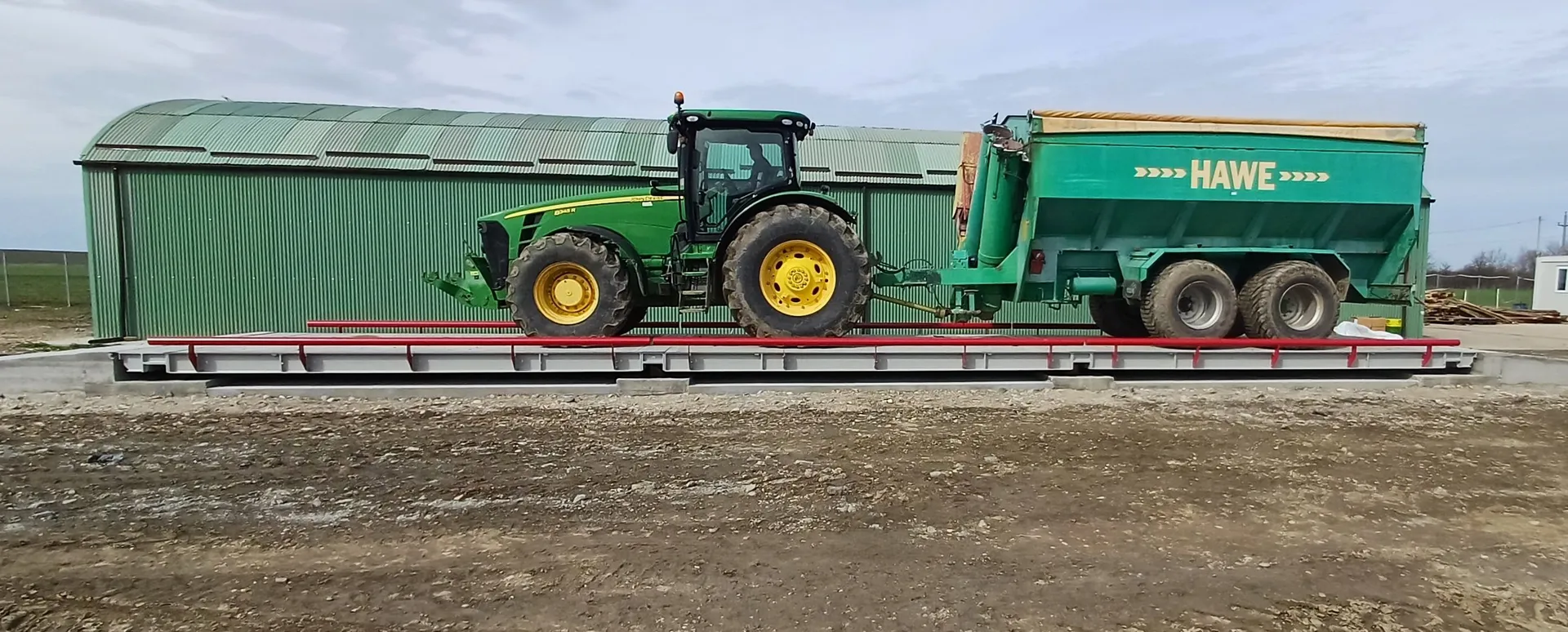 Tractor cu remorcă cântărit pe un cântar rutier la o fermă