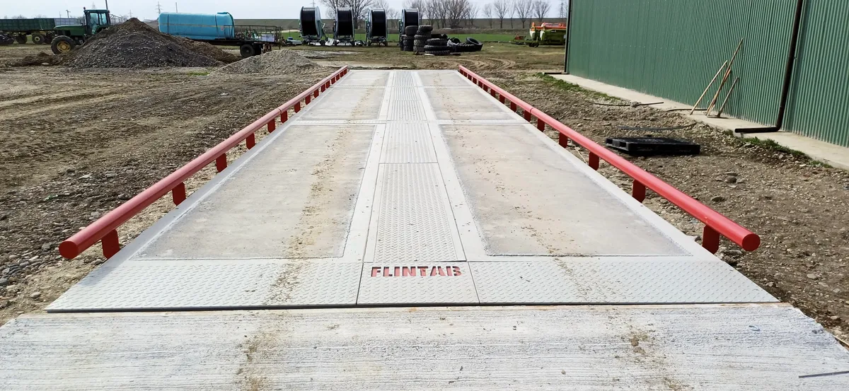 Cântar rutier cu platformă betonată montat pe o platformă de agregate