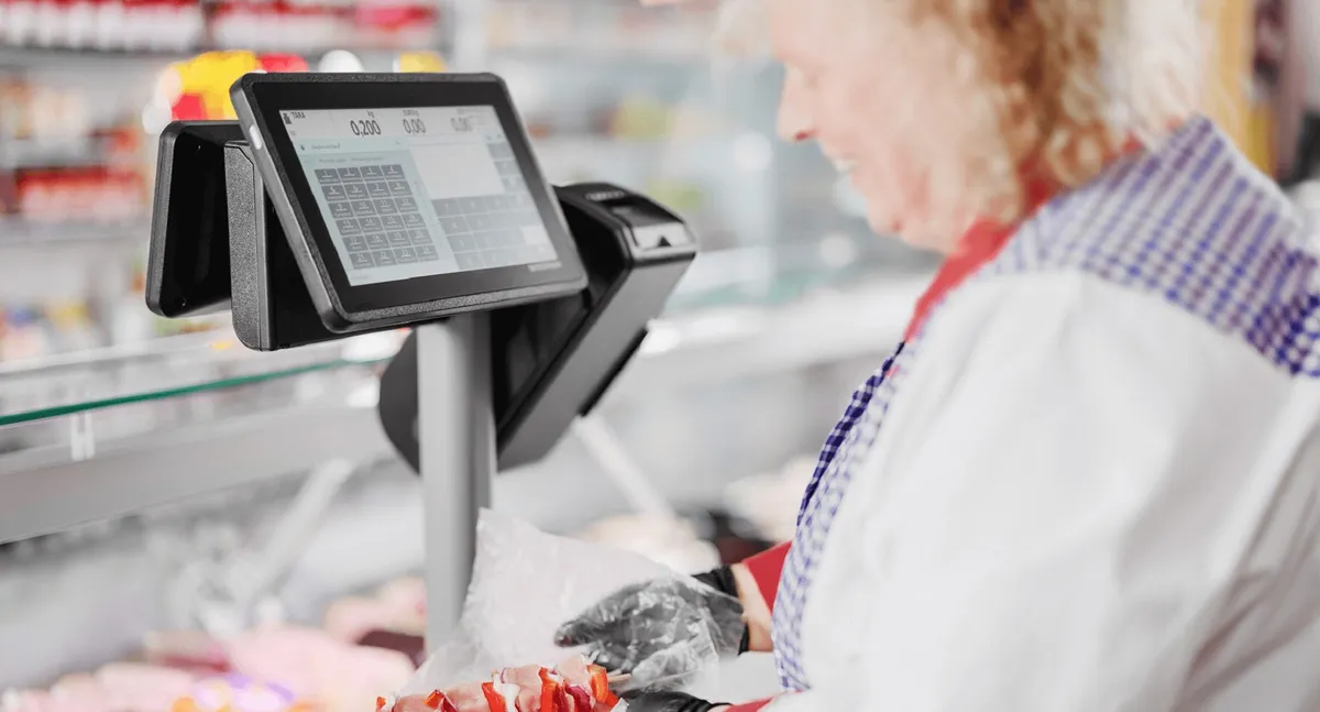 Cântar comercial cu etichetare la raionul de carne al unui magazin